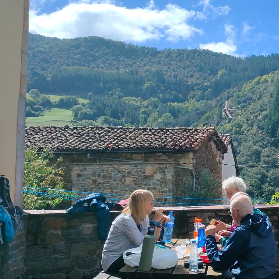 Ecoturistas disfrutando de un picoteo de productos lebaniegos